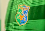 「看板壊れるところ初めて見た笑笑」ルヴァンカップでの「下剋上」ゴール以上に集まる注目ポイント!「スポンサー看板壊すなwww」「看板壊しちゃうほど興奮するのもわかるゴール」などの声の画像