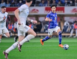 「這いつくばって抗ってボール守ろうとしてた」三笘薫がウルグアイ戦で見せたまさかの「泥臭い姿ピッチレベル目線」が反響！前半44分に見せた「勝利への執念」の画像