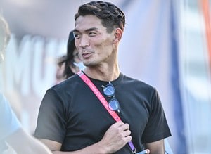 「慣れた呼び方で」J1ヴィッセル神戸がキャンプ訪問のサッカー元日本代表・槙野智章氏をまさかで現役選手と本当に間違える！ 槙野氏も「嬉しいね」と反応するも、吉田監督は「遅刻だぞ？スパイクは？」と愛あるムチの画像