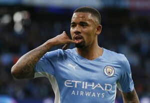 アーセナル、ついにガブリエウ・ジェズス獲得を｢正式発表｣へ!!サッカー日本代表・冨安健洋と同僚になるのは時間の問題…激写された練習場到着後のエドゥTDとの｢抱擁写真｣とは?【画像】の画像