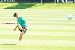 福田師王のドイツ奮闘記｢Tor！ゴール｣新連載(3)中編　｢よりスピード重視の感じがした｣福田師王が語る｢日本に帰ってきた気分｣のイングランド遠征、監督に指摘された｢ゴール前の癖｣の画像