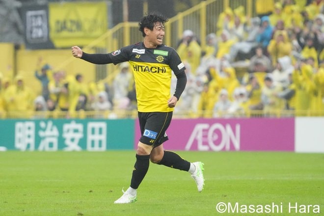 雨の日立台で“太陽王”が勝ち名乗り！ 山田雄士がミドル弾＆仲間隼斗が2点目！ 柏が首位に勝点差1肉薄の勝利にリカ将も興奮！ 横浜FCは失意の敗戦…【柏レイソルvs横浜FC】激闘PHOTOギャラリーの画像005