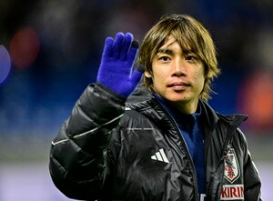 「いや、誰やねんw」「純也、、、伊東、、!?」伊東純也が人気ゲームの“新キャラクター”として「ワイルドな加工イラスト」で描かれるも…リーグ・アン公式SNSの投稿にツッコミ殺到の画像