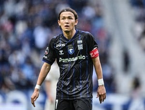 「泣ける…」「これはええ写真や」G大阪FW宇佐美貴史の劇的勝利後の“後輩FW”との肩組みツーショットに反響！「試合後はノーサイド」「ドラマがありすぎて」の声の画像