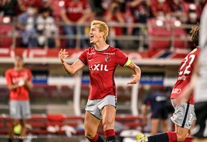 鹿島FW鈴木優磨がヒール役に「しんどいです」と本音を吐露…プロレス界“黒のカリスマ”とのガチンコ対談が他クラブのサポーターも魅了の画像