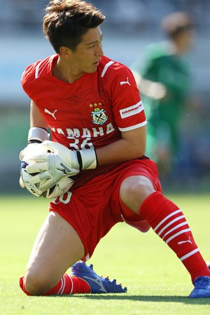 ジュビロ磐田GKが見せた「低弾道・超精密パントキック」が話題に!「4000いいね」「エデルソン並み」と絶賛され「元日本代表MFも反応」した超絶プレーとは?【動画】の画像