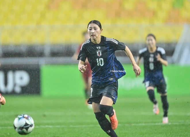 【塩越柚歩アルバム】E-1選手権最終戦で途中出場した「塩越柚歩の写真43枚」！ 雨に濡れながらも見せた華麗なプレー写真「なでしこジャパンー中国代表」の画像006