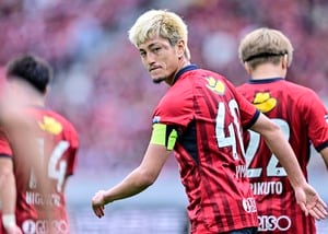 「おもろすぎて外に着ていけない」J1鹿島の鈴木優磨が描いた”安西幸輝の似顔絵”が「インパクトと面白さ」で話題！ グッズ化へアピールする姿に「優磨の演説好き笑」の声の画像