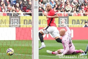 安藤智哉を振り切ってシュートを放った｢レベルが高い｣FW、｢物足りない｣のは攻撃と守備のキーマン【福岡戦で分かった｢12位・浦和｣浮上を妨げる2つの大問題】(1)の画像