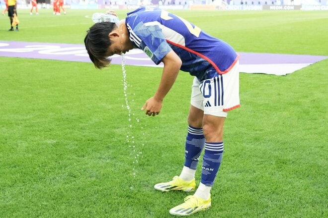 大住良之の「この世界のコーナーエリアから」第167回「サッカーに飲水タイムは必要か」(1) 東京V新人FW「灼熱の川崎戦」での興味深い行動、W杯「テレビ中継」が生んだ試合中の水分補給の画像