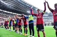 「これは貴重な写真!」ペナルティのヒデが「40年前の国立競技場」の写真を公開! 茶色い芝生とガラガラの客席、「バックスタンドの大半はベンチシートだったんだ」と驚く声もの画像