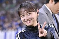 ｢AIかと思うくらい可愛いやん｣元日向坂46・影山優佳、国立ピッチ脇での“ウインク＆ピース”にファン悶絶！｢Jリーグ盛り上げていきましょう｣久々の影レポが大反響