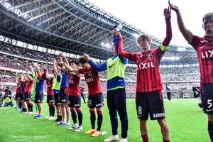 「秋田豊に見えた（笑）」お笑いコンビ・カミナリのまなぶが、鹿島の30周年マッチで新境地開拓！ 復刻デザインのシャツ姿に、ファンから突っ込み続々の画像