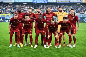 「何これかっこいい」セリエAのASローマが来日ツアー「新ユニフォーム」発表！ 名古屋グランパス＆横浜F・マリノスとの対戦時に着用する、英国ブランドとコラボした新デザインの画像