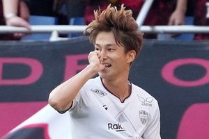 ｢お肌白くて綺麗｣｢ベビちゃんムスッとすごい｣J1神戸MF井出遥也の元E-girls美人妻、“胸元のタトゥー”チラ見え水着姿で沖縄満喫！娘のプールデビュー報告の画像