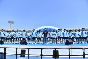 【川崎フロンターレの】チャナティップ、焼肉のタレを持ってファンの前で「エバラ最高！」を叫ぶ！ 最後にはタレをなめる「らしさ発揮」の画像