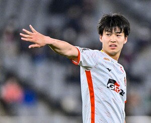 「打点たけえ…」「まじで完璧」名古屋DF藤井陽也の豪快ヘッド弾に「スタンディングやのにめっちゃ跳ぶやん!」と驚嘆!「これは日本代表、藤井陽也」と太鼓判押されるの画像