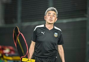 川崎・長谷部監督がチーム夕食時に選手・スタッフ・番記者から「似顔絵誕生日ケーキサプライズ」受けた！ 平田シェフ＆ふろん太が現地リズムに合わせて踊って突撃……地元ホテルもノリノリの画像