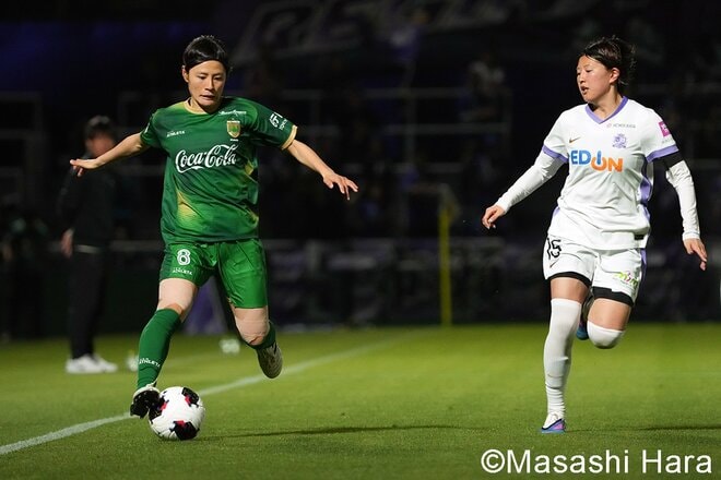【写真9枚】｢長谷川唯の後継者｣19歳の活躍などで3発逆転も…｢WEリーグの三笘｣美人ドリブラーのクロスから1点返されると防戦一方に！試合を決めた39歳のレジェンドと指揮官の檄！【日テレ・東京ヴェルディベレーザvsサンフレッチェ広島レジーナ】の画像007