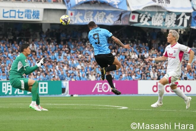 神セーブに｢頭を抱えた｣山田新、助っ人が｢技アリ＆気持ち｣の2ゴール、サッカー日本代表DF20歳も｢破顔一笑｣、等々力劇場の名勝負【川崎フロンターレvsセレッソ大阪】PHOTOギャラリーの画像006