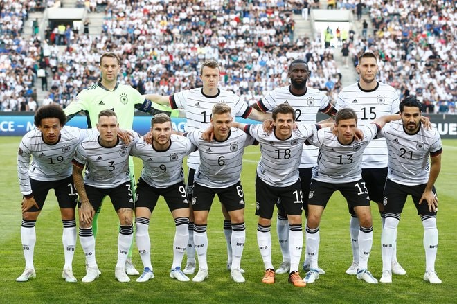 「アウェイ最高！」ドイツ代表のカタールワールドカップに向けた新ユニフォーム公開！ 「黒→赤」に変更した2ndユニに反響大きく、「アウェイの方が何千倍も良く見える」の現地ファンもの画像