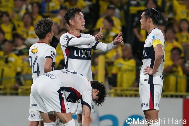 日立台の｢横断幕｣に柏エース奮起も…劣勢を救った鈴木優磨の一撃！ 終盤の退場劇を乗り越え、王者・鹿島が驚異の｢修正力｣で逃げ切り【柏レイソルvs鹿島アントラーズ】激闘PHOTOギャラリーの画像004