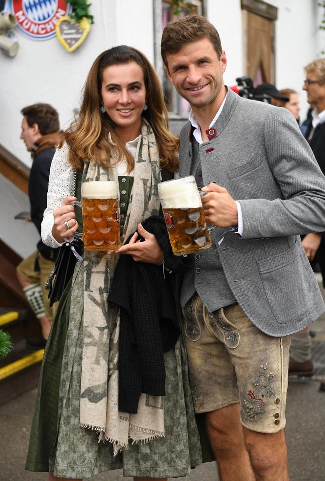 「ビールは最高にうまいだろうね」バイエルン・ミュンヘンの選手が妻とともにオクトーバーフェストに参加！ 伝統衣装に身を包んだトーマス・ミュラーらが街を練り歩く！の画像