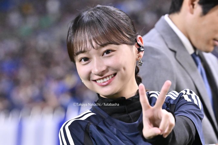 ｢AIかと思うくらい可愛いやん｣元日向坂46・影山優佳、国立ピッチ脇での“ウインク＆ピース”にファン悶絶！｢Jリーグ盛り上げていきましょう｣久々の影レポが大反響