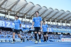 「なんて素敵なお写真！」「おもろい笑」J1川崎の選手による「ミスチル愛あふれる3・5ショット」が大反響！ リラックスしたオフショットを選手が公開の画像