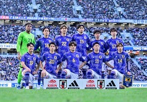 「胸熱すぎて泣いちゃう」伊東純也から南野拓実へと引き継がれた「田中碧経由のキャプテンマーク継承場面」にファン感涙！「年始からこんな贅沢していいんでしょうか、、。」の声の画像