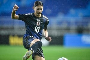 【塩越柚歩アルバム】E-1選手権最終戦で途中出場した「塩越柚歩の写真43枚」！ 雨に濡れながらも見せた華麗なプレー写真「なでしこジャパンー中国代表」の画像