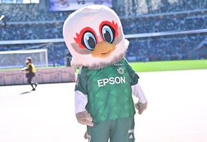 「気づけないww」横浜F・マリノスと松本山雅のマスコットが記念撮影した「もう一つのJ3クラブマスコット」が正面からでは判別できない！ 独特過ぎる形に出た突っ込みの声の画像