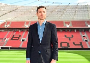 「スニーカーでこのタッチえぐい」スペイン代表やレアル・マドリードなどで活躍したシャビ・アロンソ監督が”現役さながら”のワンタッチパス! ベンチで見せた美技が話題にの画像