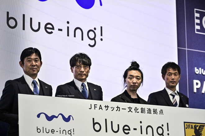 宮本恒靖氏が本誌記者のアパレルコーデも！ JFA新施設『blue-ing!』内覧会で自ら報道陣を案内……02年日韓W杯時の「チケット争奪戦」裏話も明かすの画像