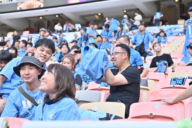 【サポーターアルバム】アジア青覇を果たすべく700人の川崎サポーターがACLE決勝に駆け付けた！ 現地で声援を送ったサポーター写真72枚「アル・アハリー川崎フロンターレ(2)」の画像026