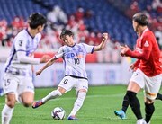 浦和レッズサポーター「スタジアム熱唱」の前後に巨大エンブレムを掲示！ 3万7000人大観衆が作った熱狂空間の画像