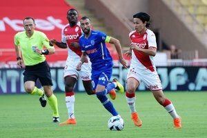 サッカー日本代表・南野拓実が初アシスト！ 軽い助走からの「右足キック」でチリ代表とのホットライン開通！ 退場者が出た影響で45分のみで途中交代の画像