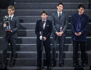 「後ろのテーブルが気になりすぎる（笑）」Jアウォーズ爆笑スピーチの裏側、控室での鹿島トリオ＆ガンバ会の反応が話題！「めっちゃほっこり」「最高だなw」の声の画像