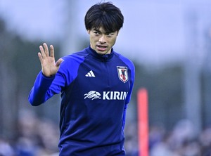 「そのヘディングもできちゃうの？」ブライトン三笘薫の高打点での“今季初アシスト”に称賛の声！「三笘のフィジカル的な強さへの信頼を感じる」との指摘の画像