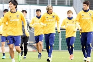 PHOTOギャラリー「ピッチの焦点」サッカー日本代表“金色の衣”に身を包み米国戦に向けトレーニング【サッカー・日本代表合宿（１９日、ドイツ・デュッセルドルフ）】（渡辺航滋撮影）の画像