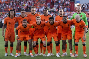 金色のようなオレンジ テーブルクロス オランダ代表のカタールワールドカップ向け 新ユニフォーム 発表 国内人気は青を基調としたアウェイユニフォームが上か サッカー批評web