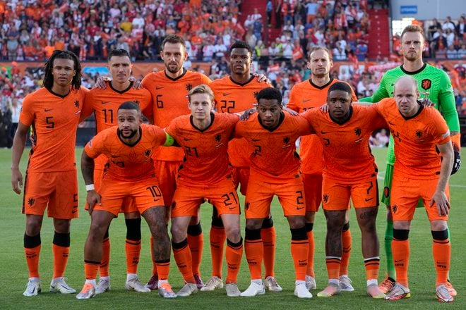 「金色のようなオレンジ」「テーブルクロス」オランダ代表のカタールワールドカップ向け「新ユニフォーム」発表！ 国内人気は青を基調としたアウェイユニフォームが上かの画像