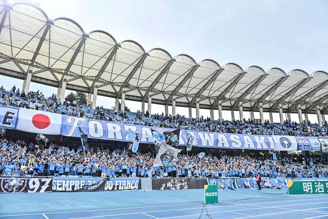 【サポーターアルバム(3)】G大阪戦での観客席＆入場時の川崎フロンターレのサポーター写真77枚！選手と手をつないだ子どもたちなど現地写真「川崎フロンターレーガンバ大阪(3)」の画像036