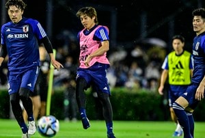 「若返りすぎ」伊東純也が見せた“黒髪での代表ウエア姿”が「逆年齢詐称」と話題に！ 代表チームメイトから「18歳」と言われた、金髪ではないフレッシュ姿の画像