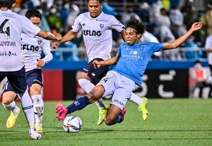 J1が開催された横浜のピッチが「キノコ」だらけ！「梅雨の珍事」【2021年J 取材記者が目撃した衝撃事件(3)】の画像