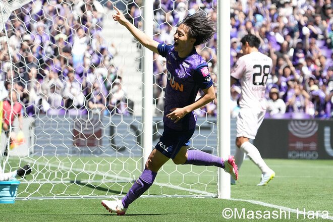広島が鮮やか2発！躍動の中村草太と右足一閃の加藤陸次樹！トルガイ引退…全試合全席種完売達成の“マチナカスタジアム”で紡いだ歴史と想い【サンフレッチェ広島vs川崎フロンターレ】激闘PHOTOギャラリーの画像003