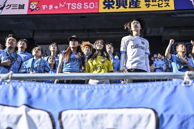 【サポーターアルバム】敵地で勝利を掴んだ川崎フロンターレのサポーター写真75枚！ 圧巻の応援で勝ち越し導く「サンフレッチェ広島ー川崎フロンターレ」の画像037
