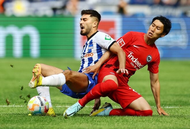 サッカー日本代表・鎌田大地がチームを救う「今季初ゴール」!! 冷静過ぎる「右足流し込みシュート」が貴重な同点弾となり、フランクフルトのブンデスリーガ開幕連敗を阻止!【動画】の画像