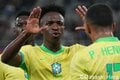 みんな笑顔の集合写真で1人だけ笑ってないのは？「W杯優勝を目指せる位置にいる｣エースストライカー上田綺世が胸を張った歴史的”初勝利”の夜【日本代表vsブラジル代表】激闘PHOTOギャラリーの画像002