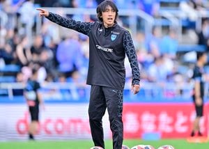 「カズと俊輔!」J1横浜FCの練習に参加した三浦知良の写真が豪華すぎる競演！「カズが練習生、俊輔がコーチって世界線が来るとは思わなかった…」「ほんとにすごい画だな」との声が広がるの画像
